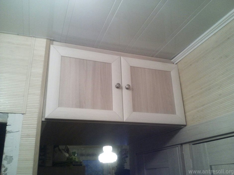Кухонные шкафы над дверью