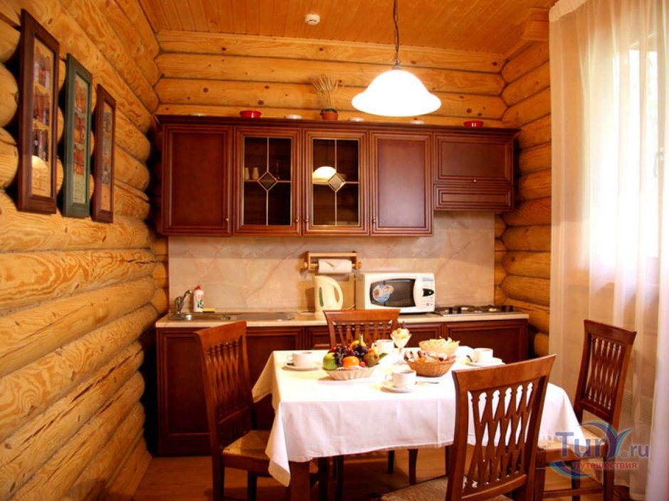 Кухонный гарнитур в деревянном доме