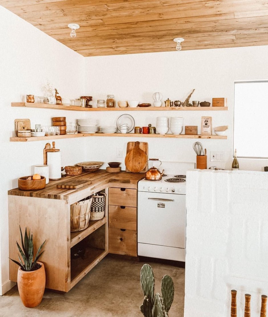 Кухня в стиле бохо в деревянном доме