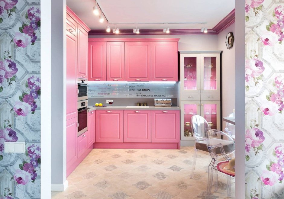 Двухъярусная кухня в серо розовом цвете