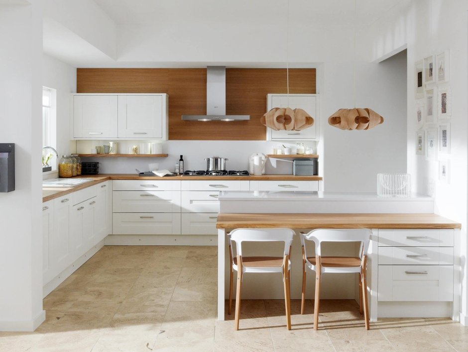 Белая глянцевая кухня с деревянной столешницей