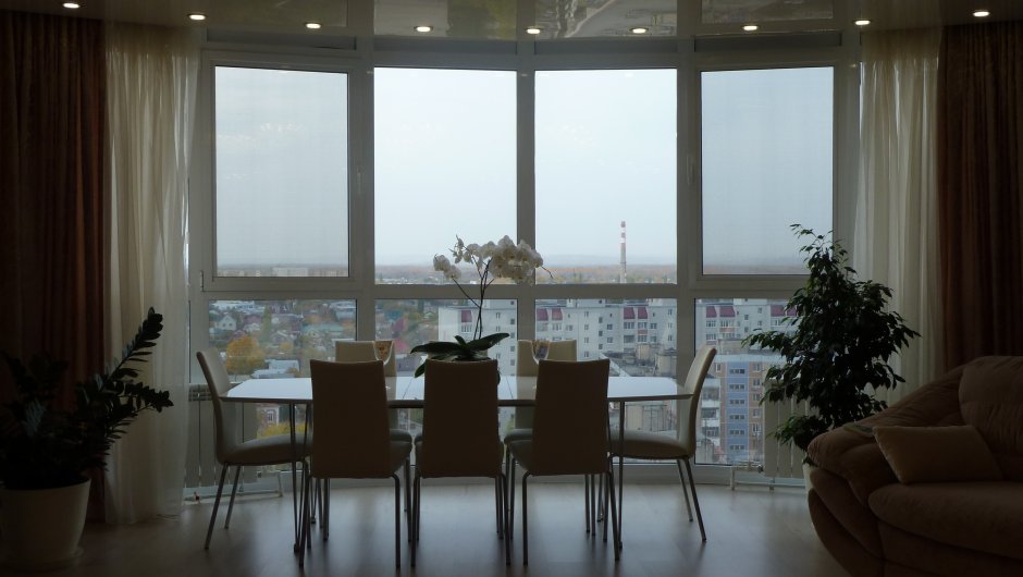 Кухня Объединенная с балконом с панорамными окнами