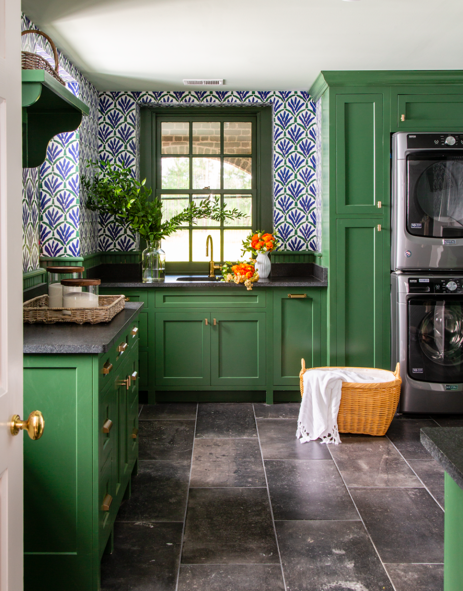 Зеленые обои на кухне в английском стиле
