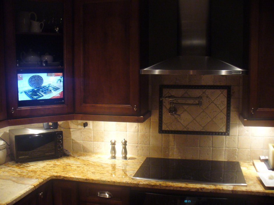 Угловой кухонный гарнитур с телевизором