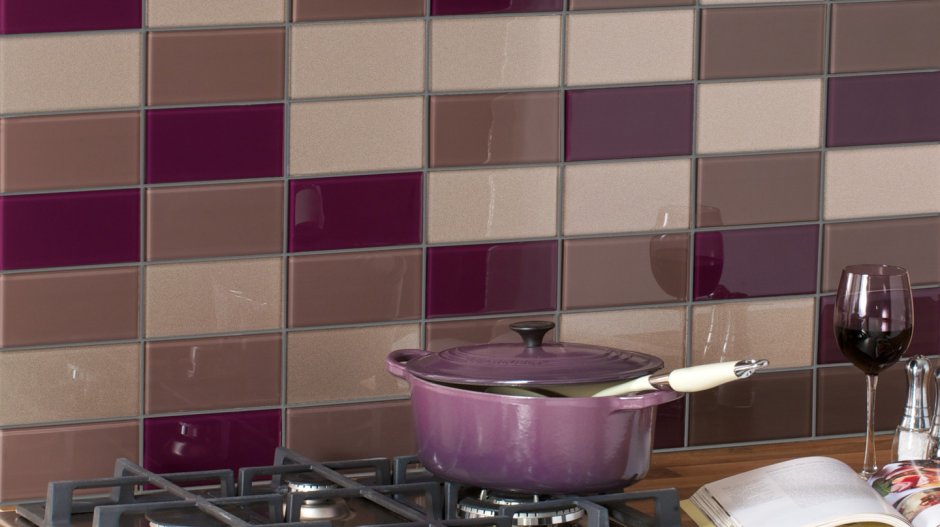 Фиолетовый фартук на кухне плитка