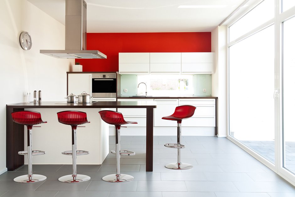 Красные стулья в интерьере кухни