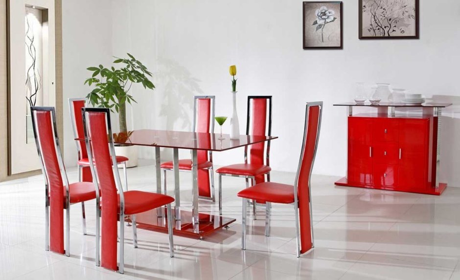 Красные стулья на серой кухне
