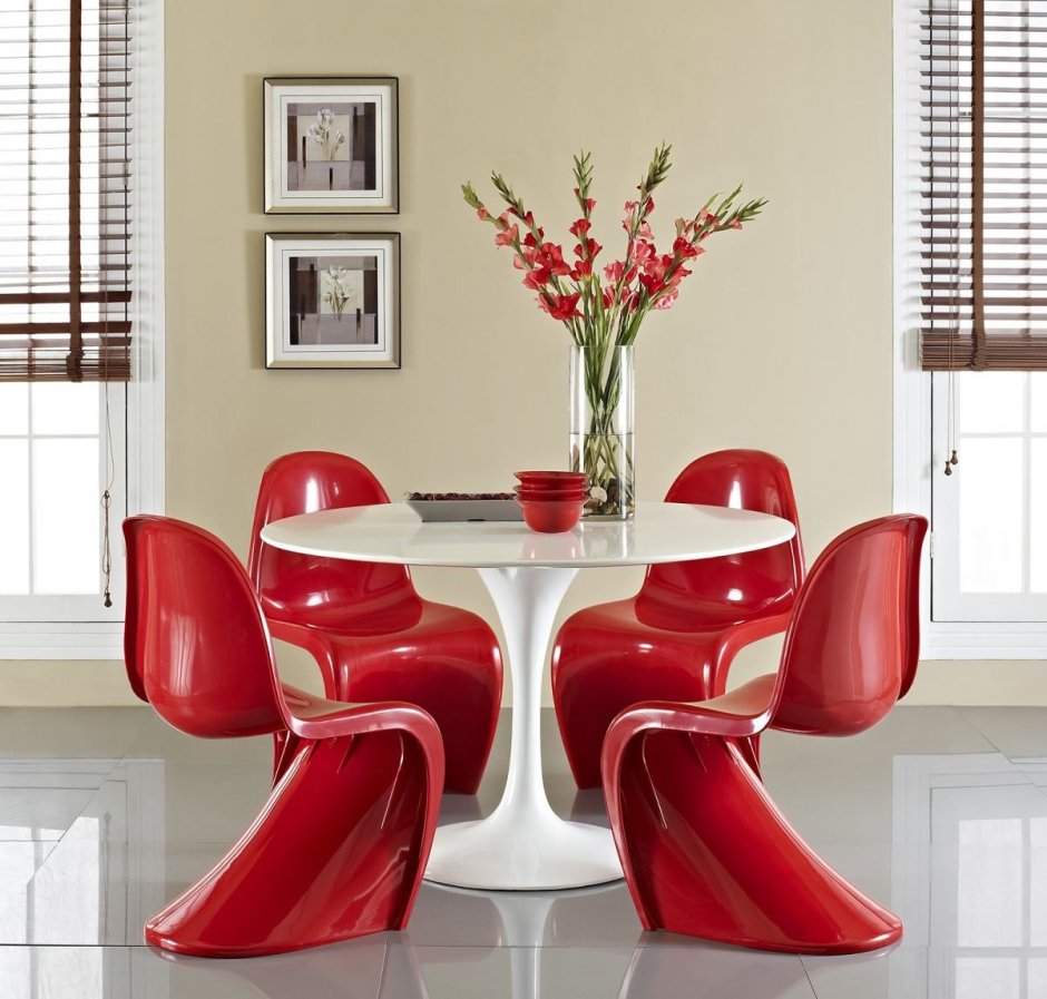 Белая кухня с красными стульями