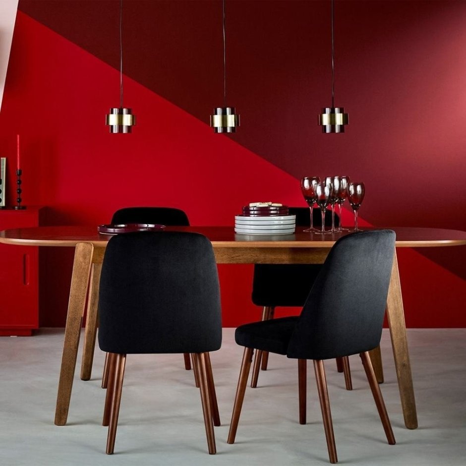 Красные кухонные стулья в интерьере