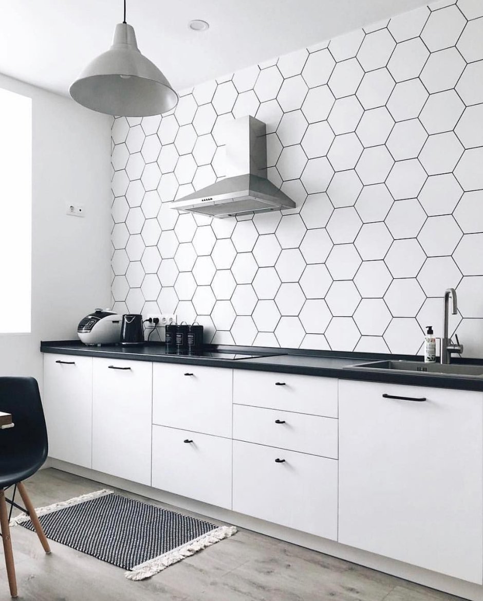 Hexagon плитка на фартуке в кухне