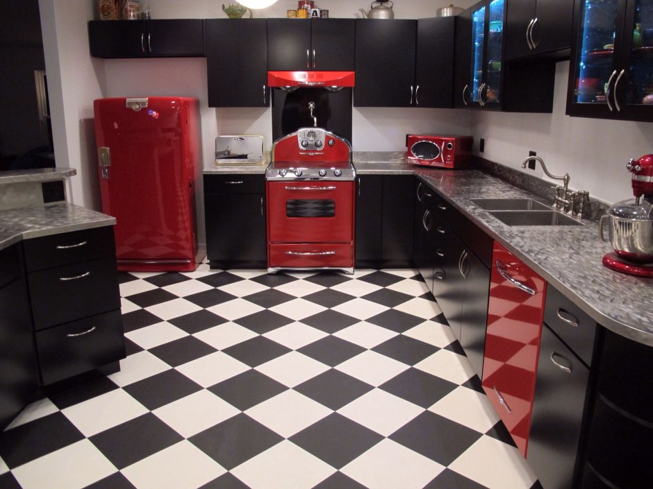 Шахматный пол и красная кухня