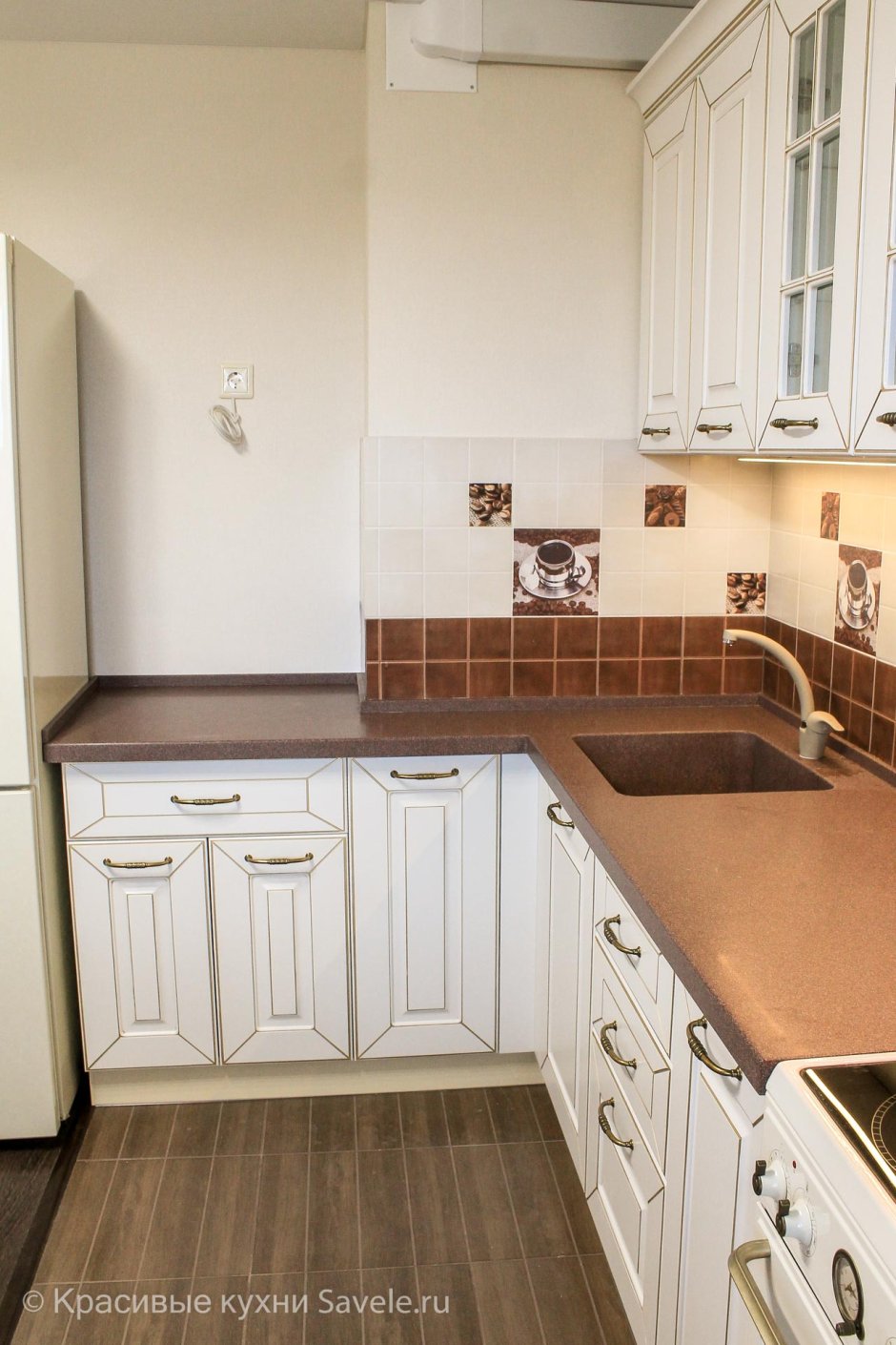 Белая кухня с темно коричневой столешницей (75 фото)