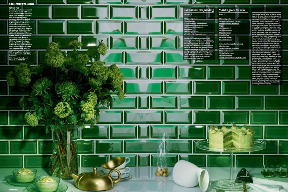Белая кухня с изумрудным фартуком
