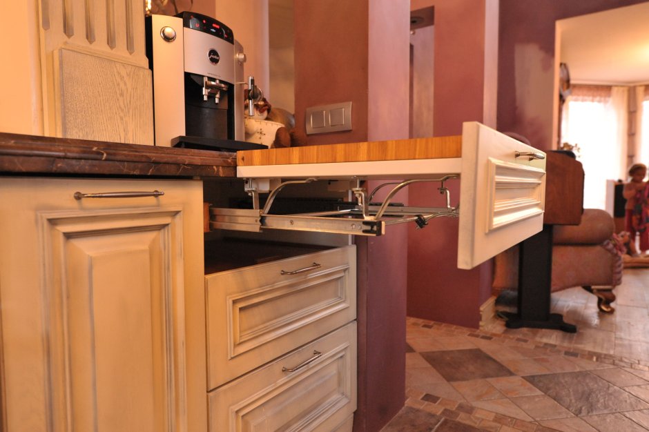 Кухонный шкаф с выдвижным столом