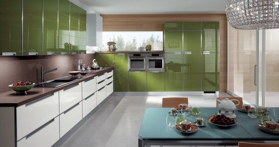 Зеленая глянцевая кухня