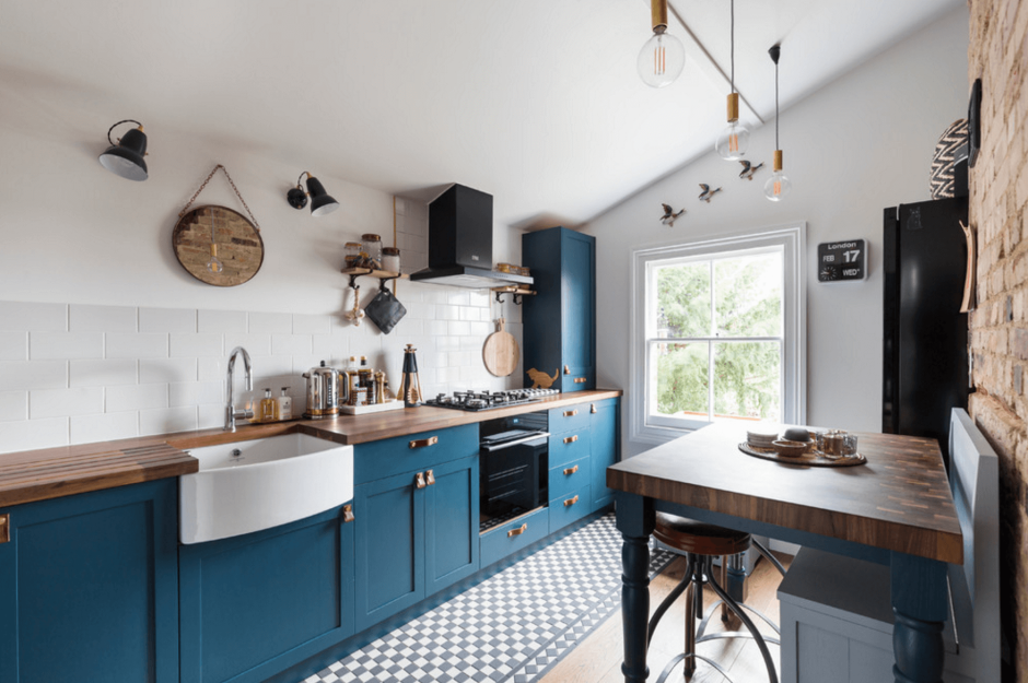 Бело синяя кухня с деревянной столешницей (75 фото)