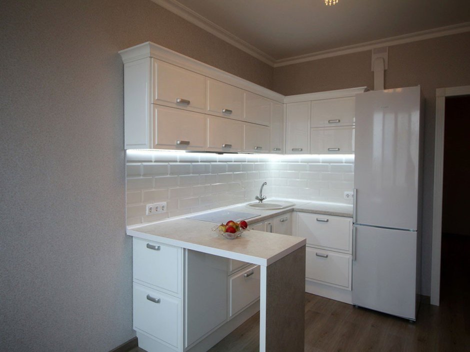 Кухня с белым холодильником