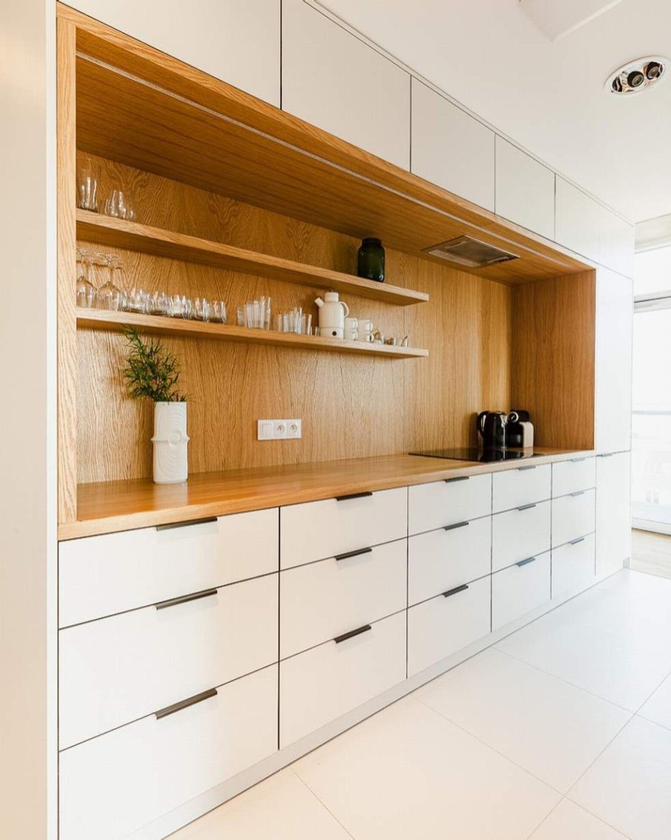 кухонный гарнитур с узкими верхними шкафами