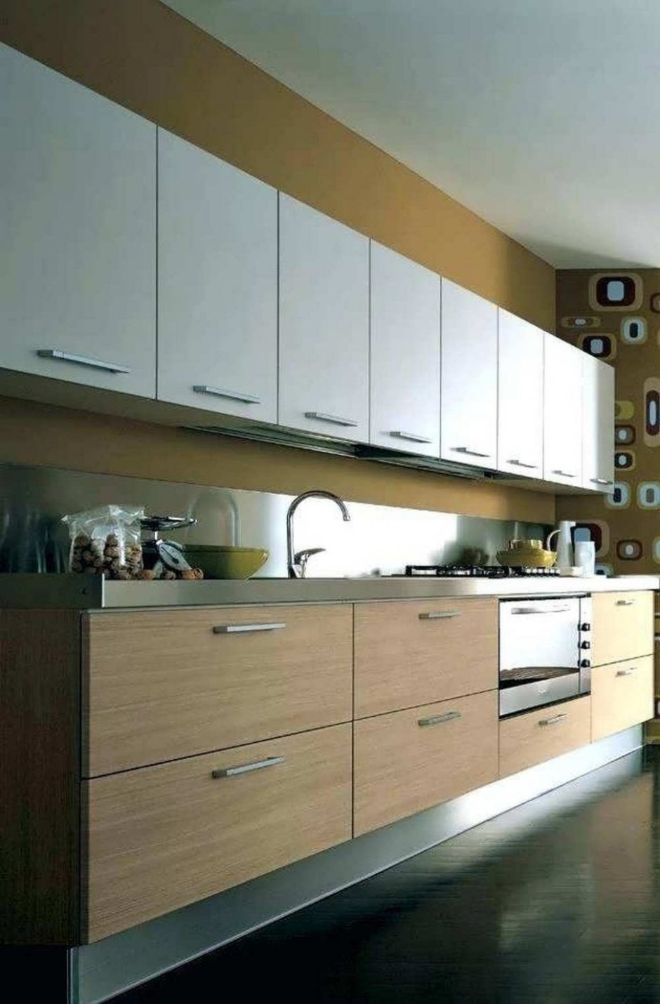 кухонный гарнитур с горизонтальными шкафами