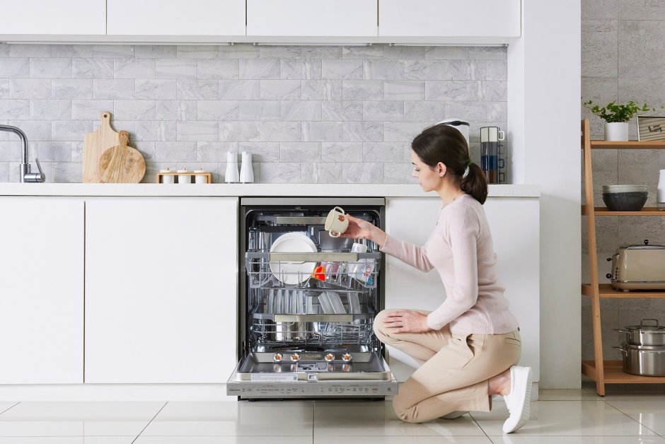 Кухня с холодильником и посудомоечной машиной