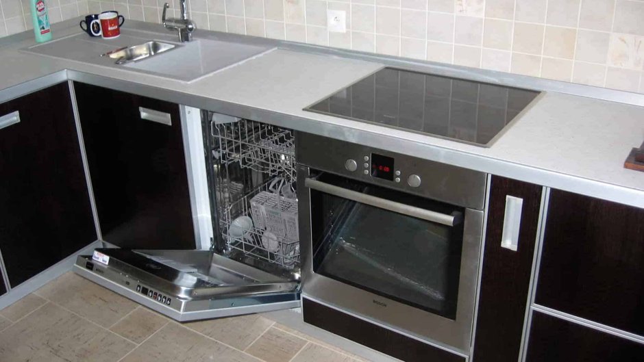Маленькая кухня с посудомоечной машиной