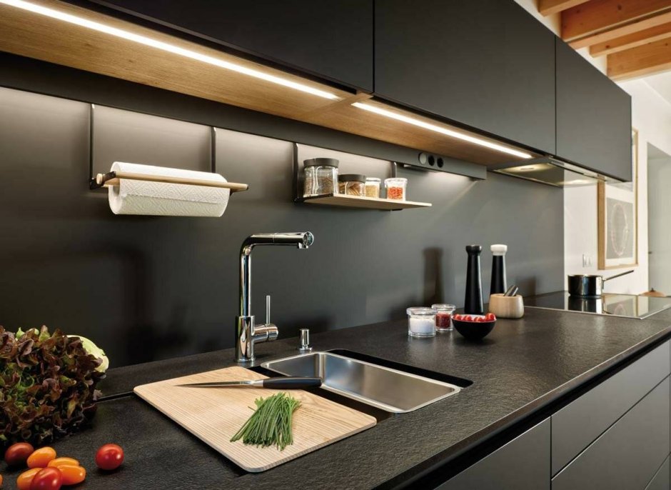 Полки черные на кухню над рабочей поверхностью