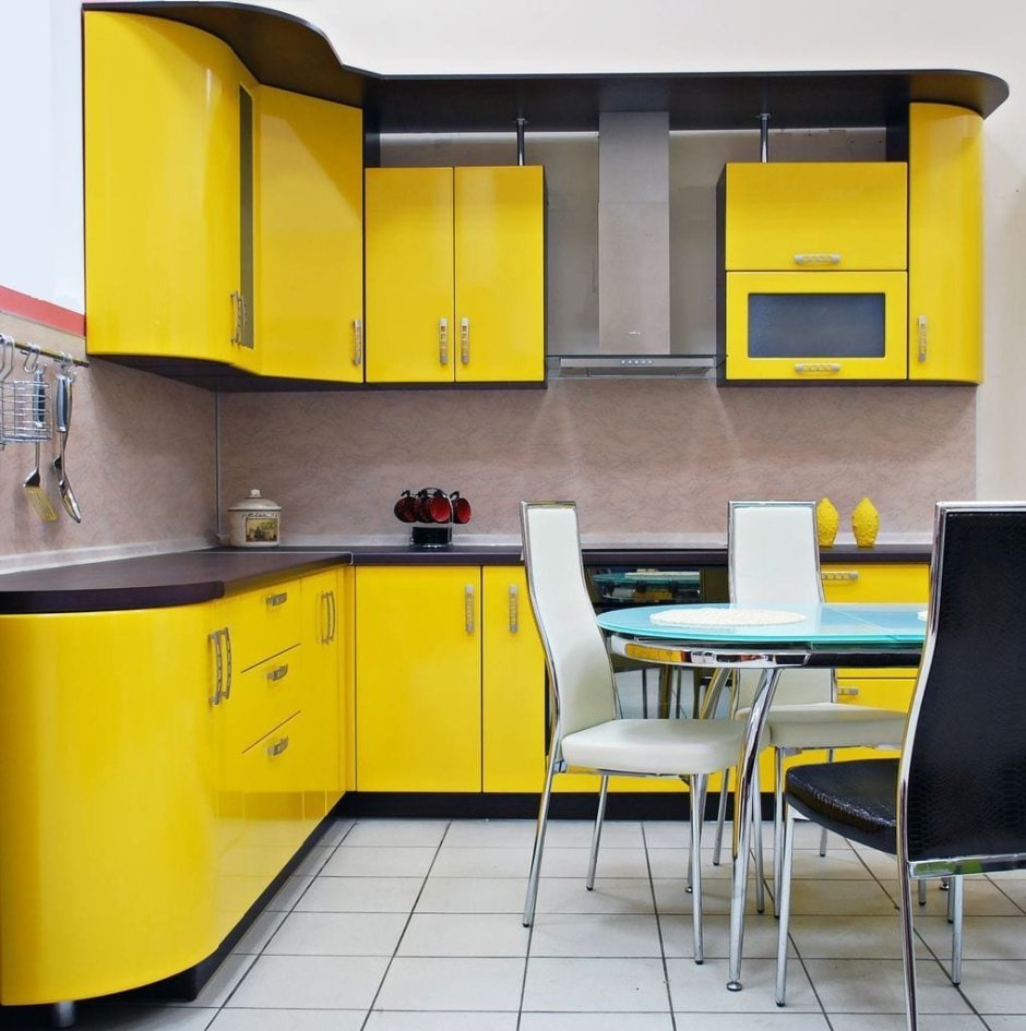 Желтая кухня с коричневой столешницей