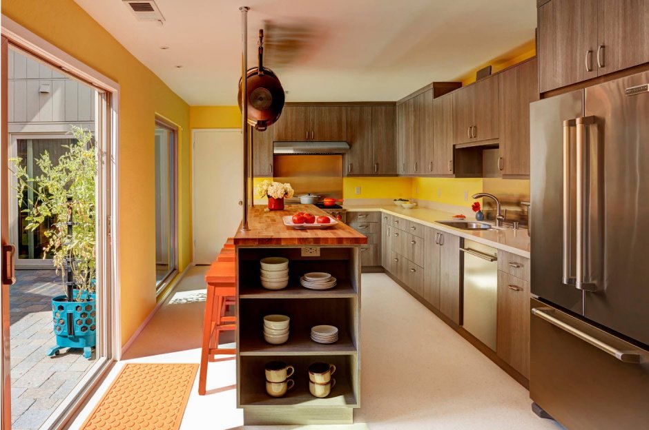 Кухонный гарнитур желтый с черным