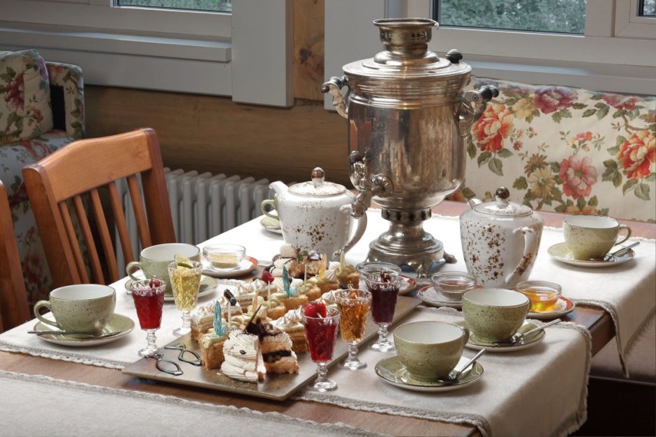 Чайный стол с самоваром