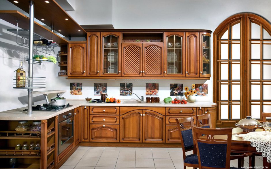 Классические кухни из массива дерева