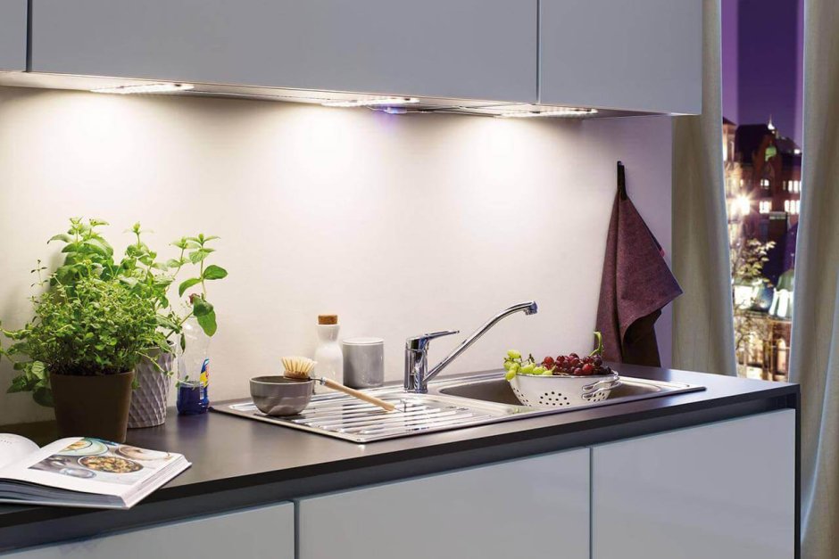 Лампа для кухни над рабочей поверхностью