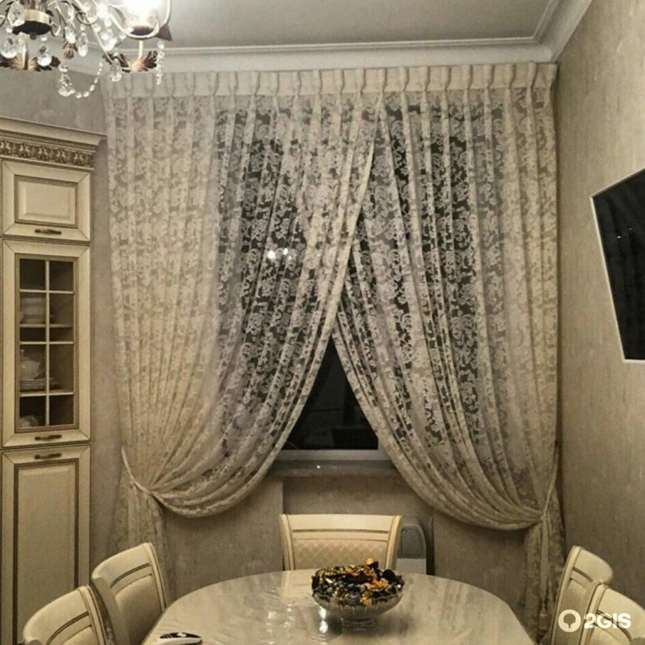 Шторы на кухне возле плиты