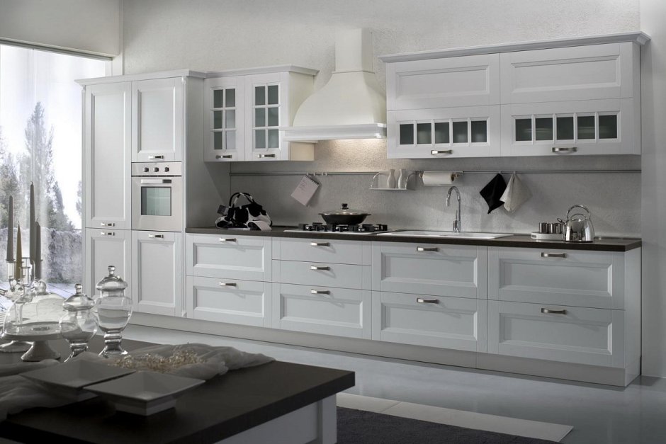 Белая кухня с черной вытяжкой (89 фото)