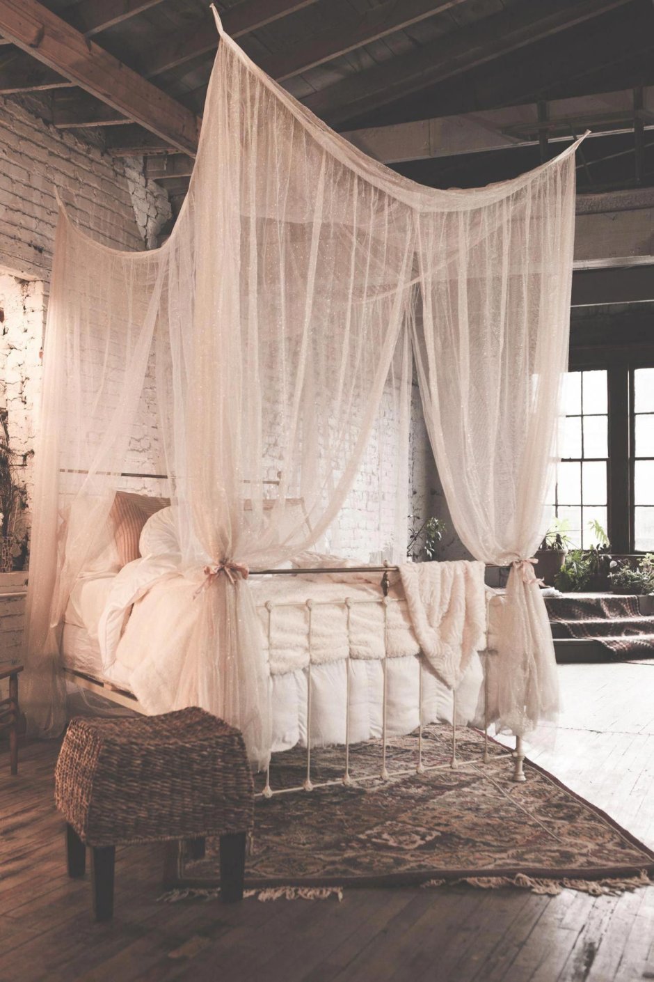 Кровать с балдахином в стиле Шале