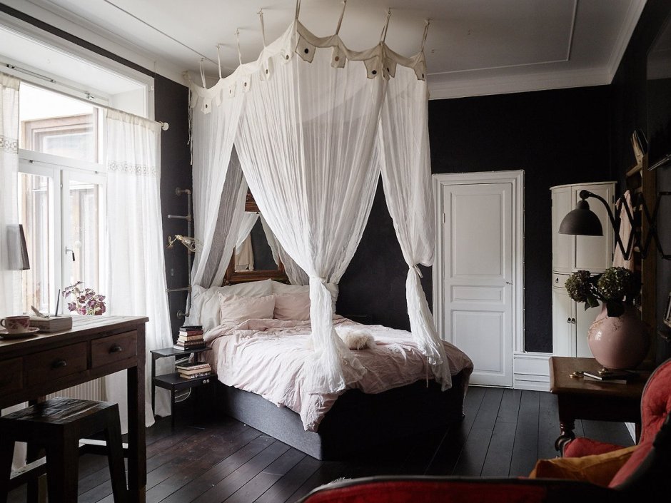 Уютная спальня с балдахином