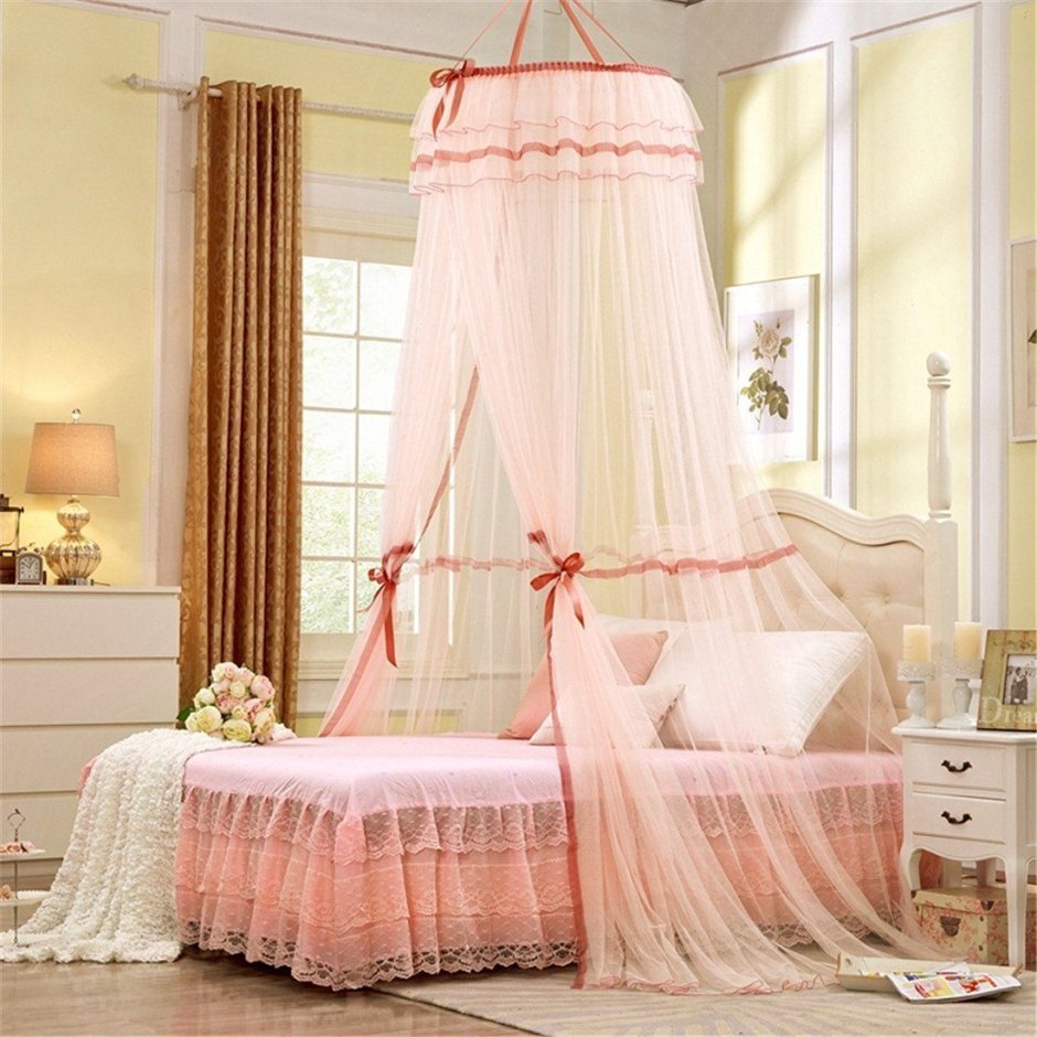 Кровать с занавесками розового цвета