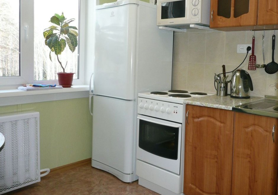 Кухонный гарнитур в хрущевке с газовой плитой и холодильником
