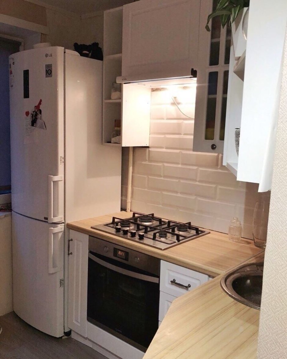 Кухонный гарнитур на маленькую кухню 6 кв м с холодильником и газовой плитой фото