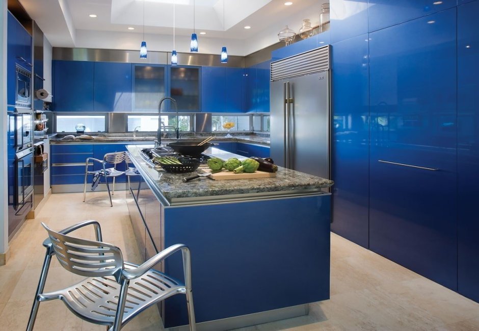 Дизайн кухни с синими шторами