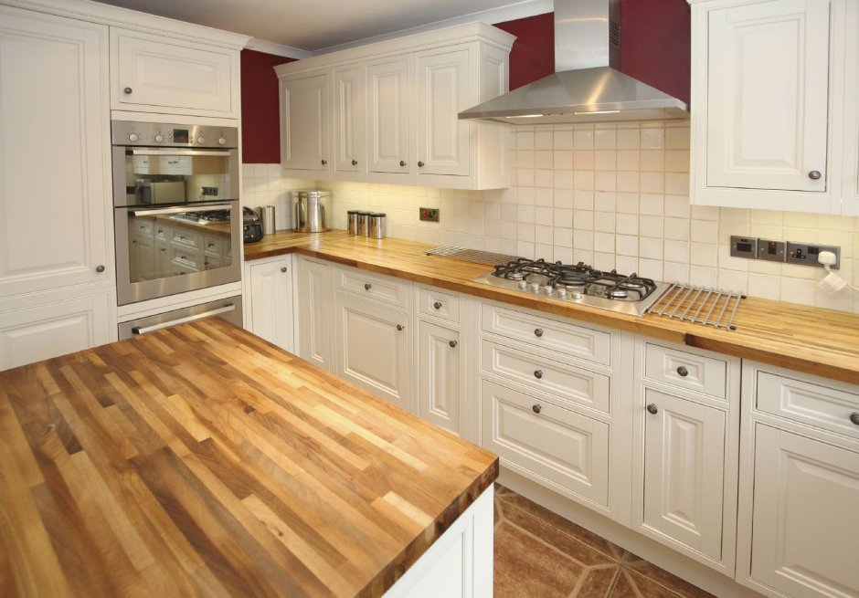 Кухня белая с деревянной столешницей коричневой