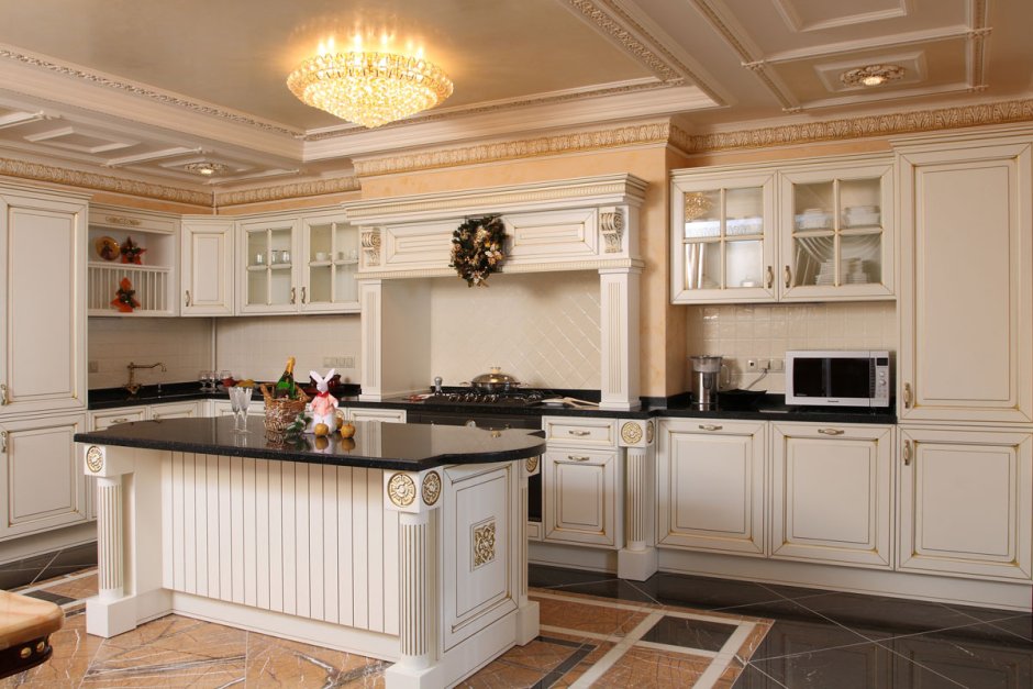Кухня в классическом стиле с колоннами