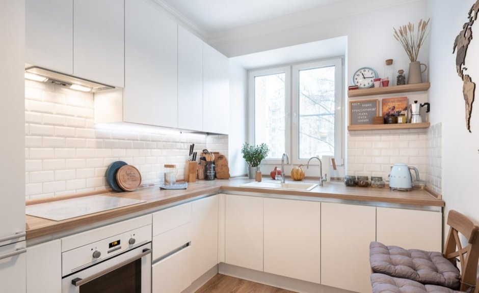 Маленькая белая кухня с деревянной столешницей в скандинавском стиле