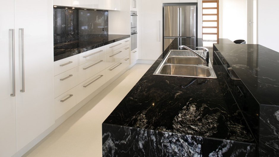 Черный мраморный пол на кухне
