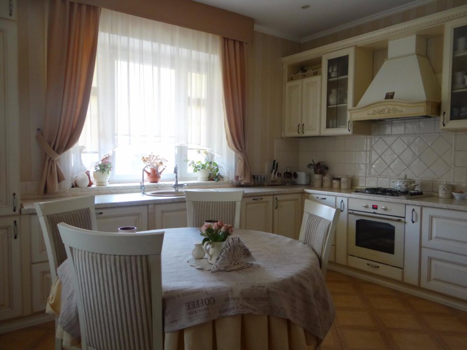 Белая кухня с окном