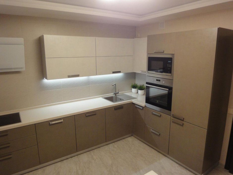 Двухцветные глянцевые кухни