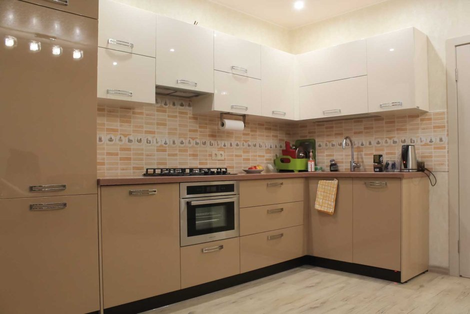 Кухня молочного цвета