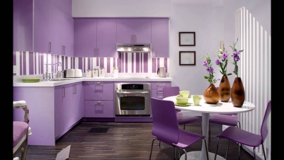 Бело фиолетовая кухня в интерьере