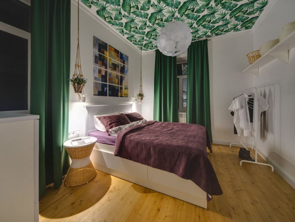 Дизайн комнаты с зеленой кроватью