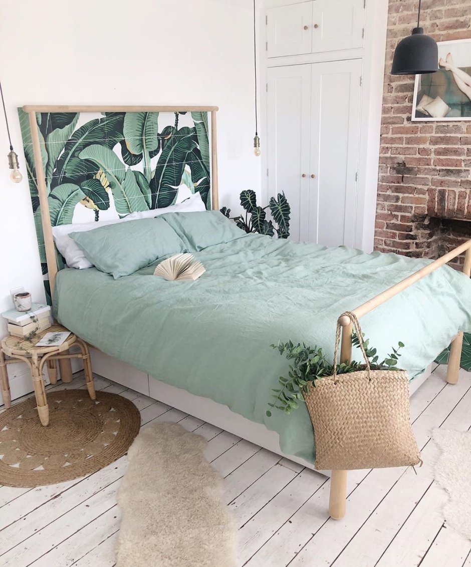 Спальня с зелеными деталями