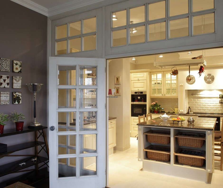Окно между кухней и гостиной